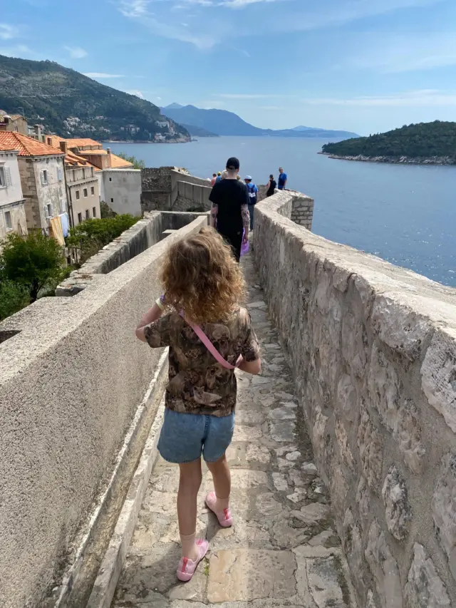 Dubrovnik oli mun toinen kerta Kroatiassa - eka oli vuosia sitten Makarskassa ja Splitissä. Välissä melkein mentiin Cavtatiin - mutta korona. Dubrovnik oli niin ihana kuin odotin 🩶 

Huikean kaunis ja katseltava, täydellisen kompakti kävelykaupunki ja kiinnostava ympäristö, missä viihtyy.

Ei tehty sen enempää suunnitelmia, että ehti viettää aikaa myös asunnon porealtaassa. Kierrettiin vanhan kaupungin kujia, syötiin gelatoa ja mustekalaa, käytiin merellä ja rannalla ja käveltiin tuhansia portaita. 

Tykkäsin tästä paikasta kovasti. Varmasti joskus uudestaankin vielä Kroatiaan.