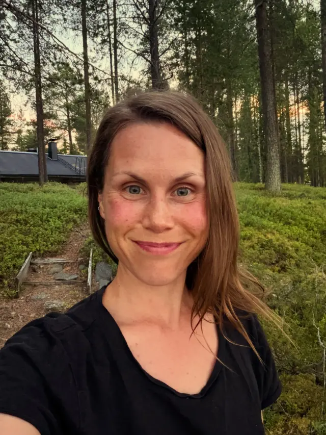 Voi Ruka💖 vasta yksi yö ja mieli lepää jo. ympärillä pelkkää järveä ja metsää ja poroja. takapenkkiläiset simahti illalla niin että koirakin piti lähes vetää hännästä vielä ulos. omat unet jäi lyhyeksi mut ei se haittaa. eikä edes se että saattaa sataa. me lähdetään retkelle ja seikkaillaan. 

Tää on kesällä jotenkin vielä parempi🫶🏻

@rukakuusamo rukakuusamo @visitkuusamo #rukatunturi #rukankesä #kesäloma